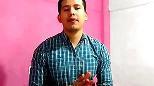 Barbero le dio sexo oral a cliente con verga grande en su salon. le lleno la boca de leche