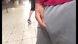 Provocando sem cueca no estacionamento (completo no red)