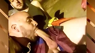 Mamando a mi amigo en público con gente pasando en frente