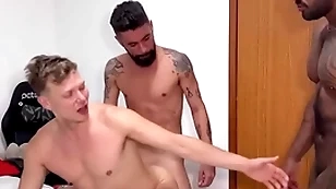 Dois amigos  pauzudos fudendo o cuzao do gringo loiro bareback ric carioca