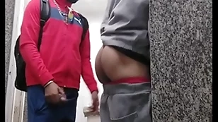 Dotado me fudeu no banheiro publico