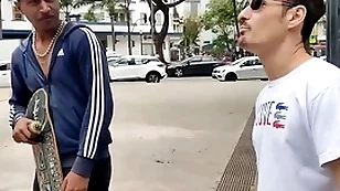 O boy na praça aceitou ir dar pros dois pauzudos