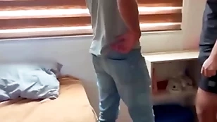 Joven estudiante entrega su culito a cambio de mejorar sus calificaciones