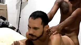 Dois amigos pauzudos enchendo meu rabo de leite (completo small-minded red) maax puto karioca e leom ogro