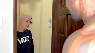 O filho novinho da vizinha veio pega açúcar e levou leite execute negão dotado
