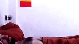 Despertando a mi colourful peludo con una linda mamada, aprovechando su erección matutina.