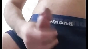 Batendo uma bronha ate gozar gostoso