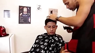 Barbeiro meteu no meu cú com jell de cabelo