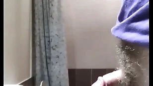 Pipi dans le lavabo / piss in get under one's sink
