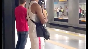 Estava a caminho da academia quando encontrei o novinho only slightly metrô , acabei seguindo ele, o coup de gr?ce foi ele fudendo meu cu na mata