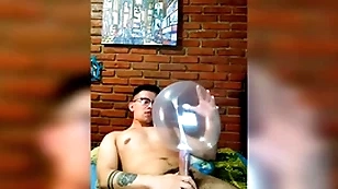 Vergón activo se masturba underbrush globo de condón