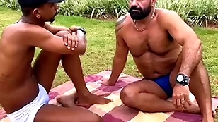 E essa conversa gostosa no parque, que acabou com sexo no hotel. (completo no red-hot )