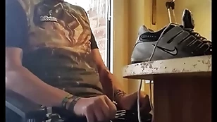 Wichsen in glanzhose harter schwanz und sneaker sniffen