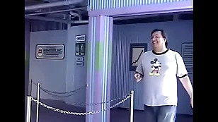 Mike Wazowski caindo