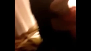 Militar tesudo comendo um canguru selvagem asiatico
